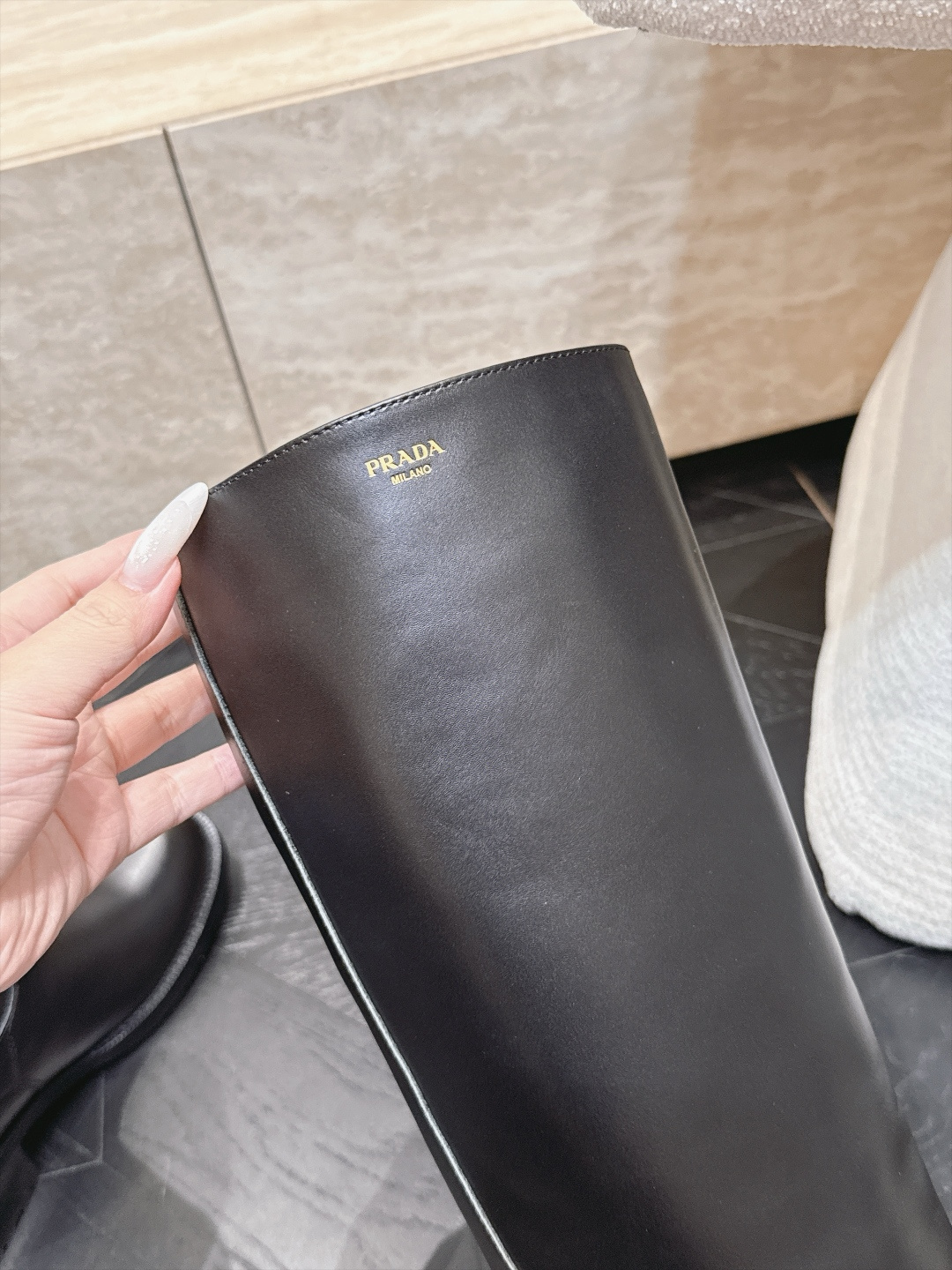 高筒    Prada/普拉达F041 2026ss秋冬最新款厚底马丁靴高筒靴长靴，非常耐看的一款 走秀款中筒靴 原版复