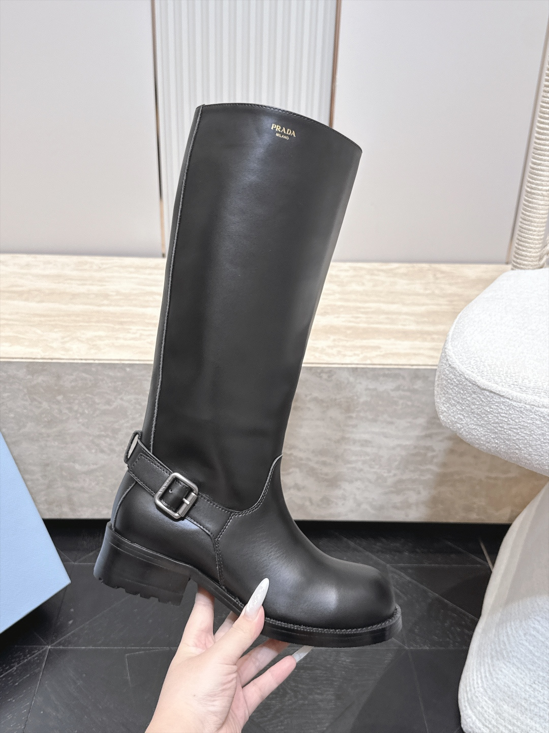 高筒    Prada/普拉达F041 2026ss秋冬最新款厚底马丁靴高筒靴长靴，非常耐看的一款 走秀款中筒靴 原版复