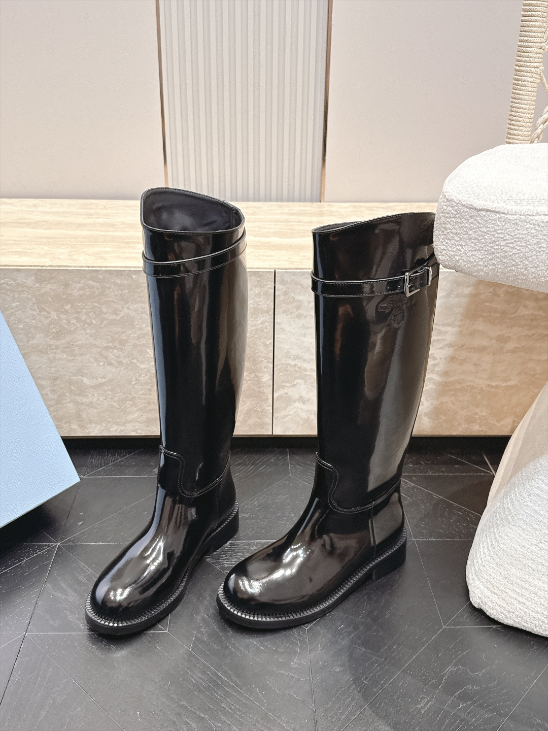 高筒    Prada/普拉达F041 2026ss秋冬最新款厚底马丁靴高筒靴长靴，非常耐看的一款 走秀款中筒靴 原版复