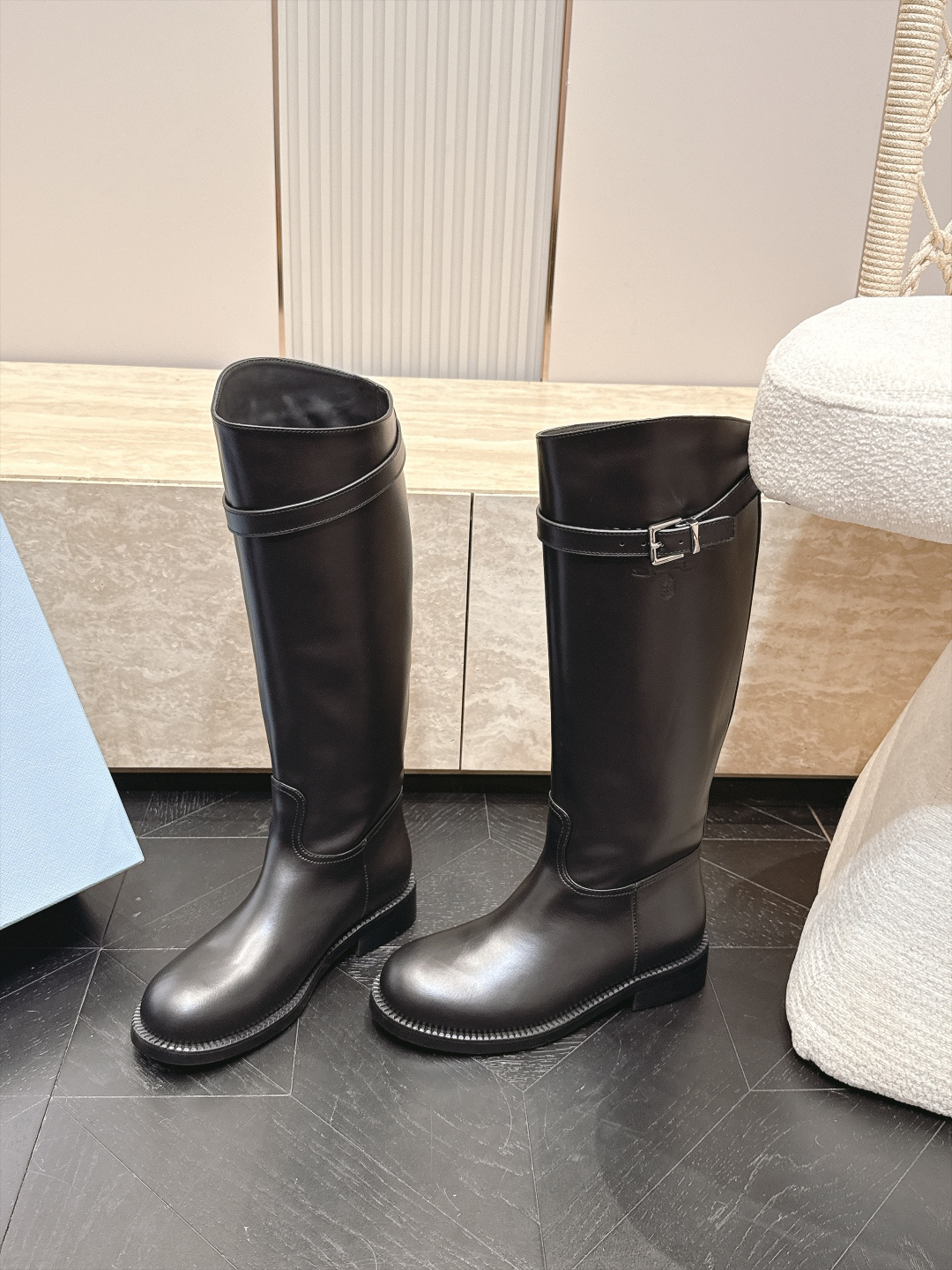 高筒    Prada/普拉达F041 2026ss秋冬最新款厚底马丁靴高筒靴长靴，非常耐看的一款 走秀款中筒靴 原版复