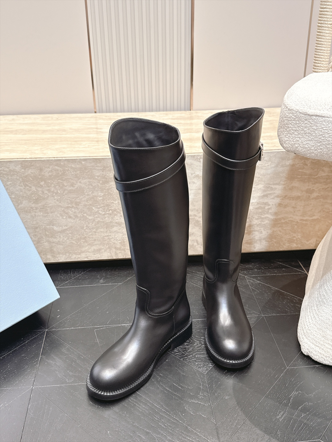 高筒    Prada/普拉达F041 2026ss秋冬最新款厚底马丁靴高筒靴长靴，非常耐看的一款 走秀款中筒靴 原版复