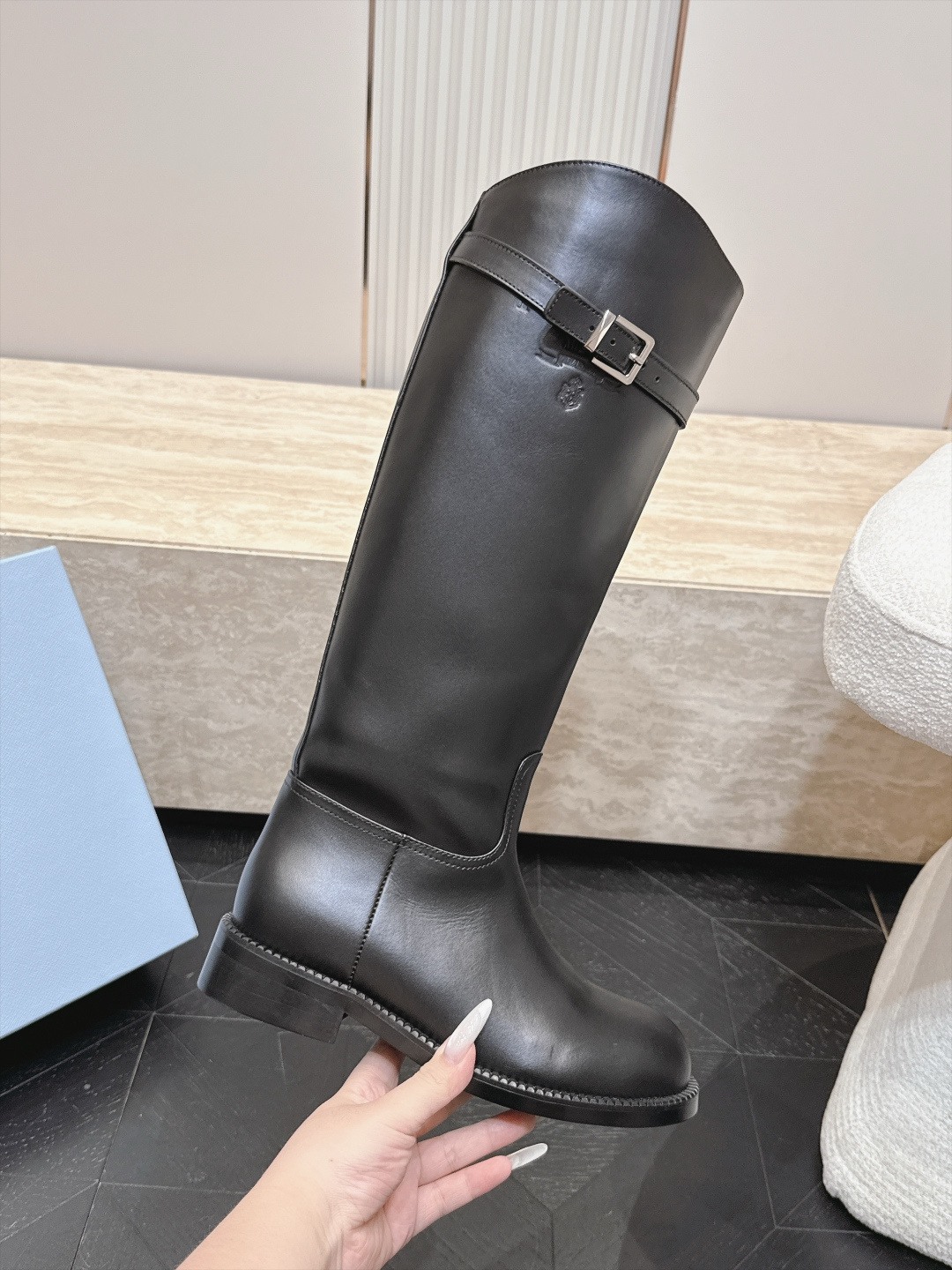 高筒    Prada/普拉达F041 2026ss秋冬最新款厚底马丁靴高筒靴长靴，非常耐看的一款 走秀款中筒靴 原版复