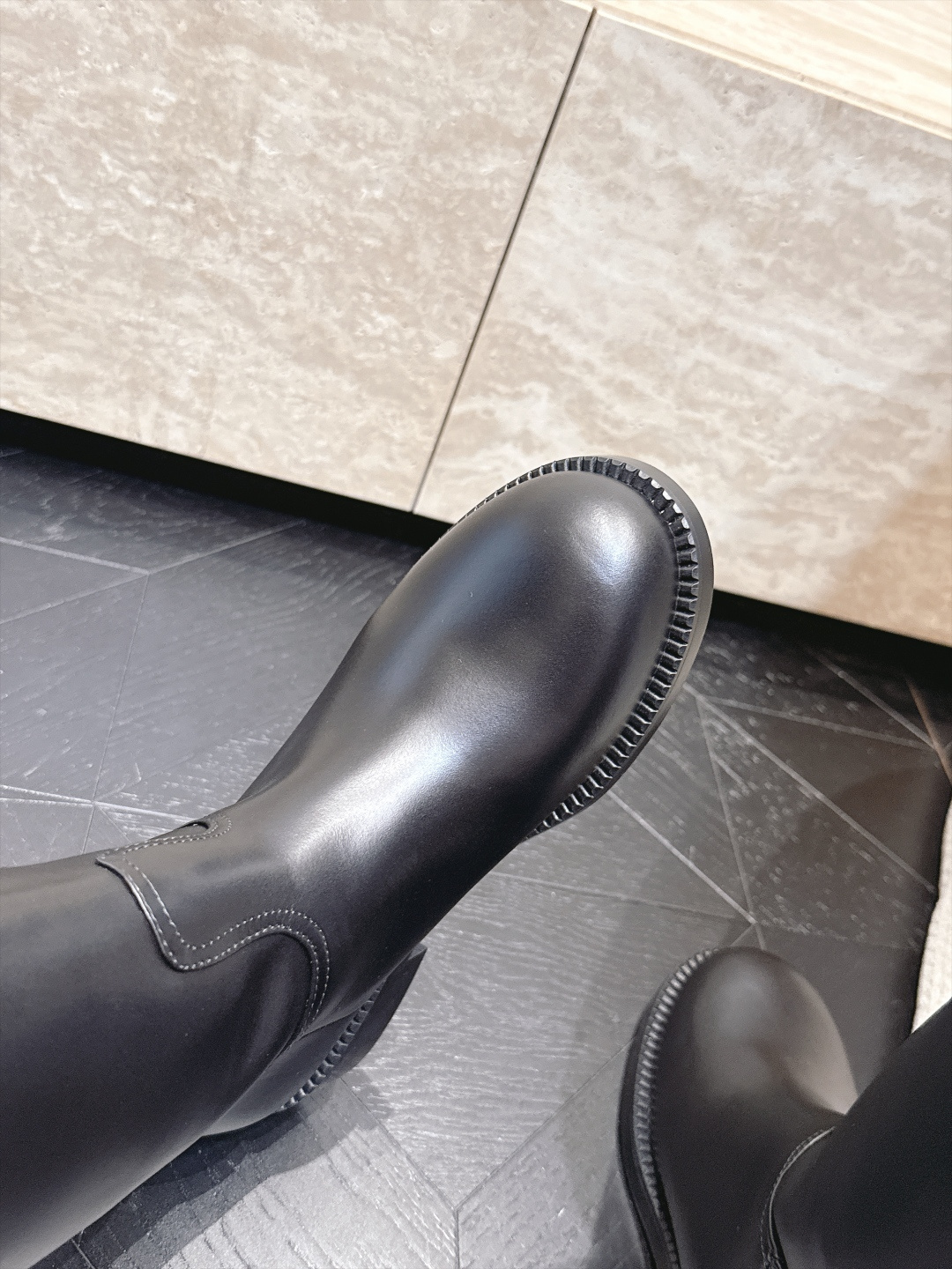 高筒    Prada/普拉达F041 2026ss秋冬最新款厚底马丁靴高筒靴长靴，非常耐看的一款 走秀款中筒靴 原版复