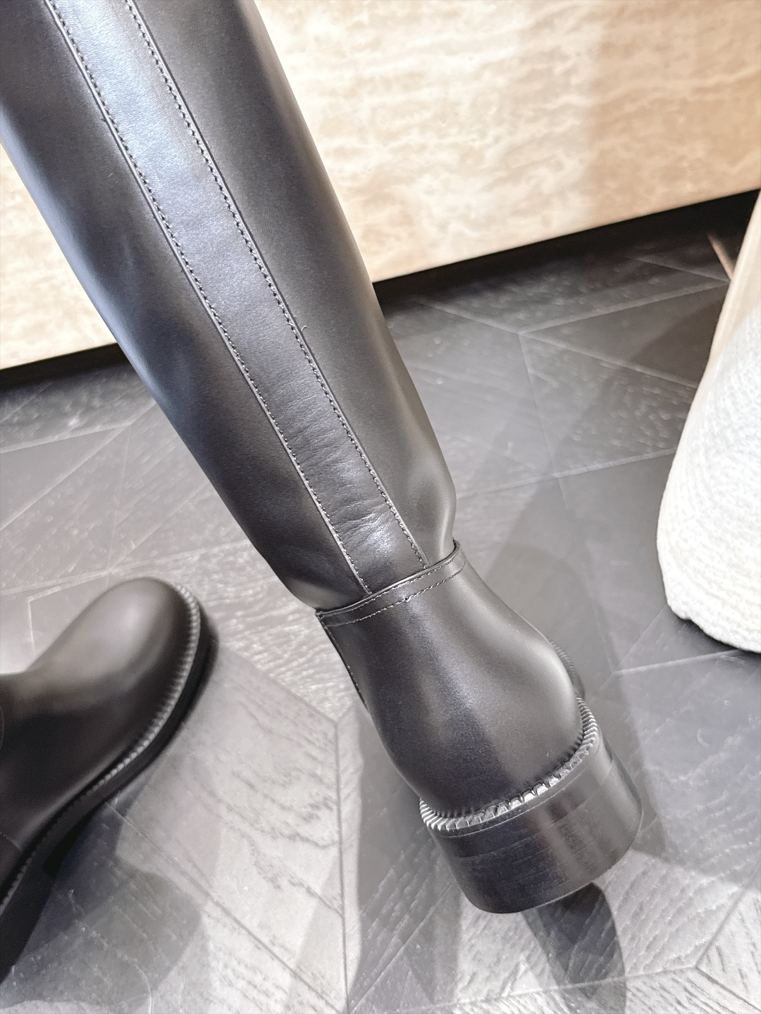 高筒    Prada/普拉达F041 2026ss秋冬最新款厚底马丁靴高筒靴长靴，非常耐看的一款 走秀款中筒靴 原版复