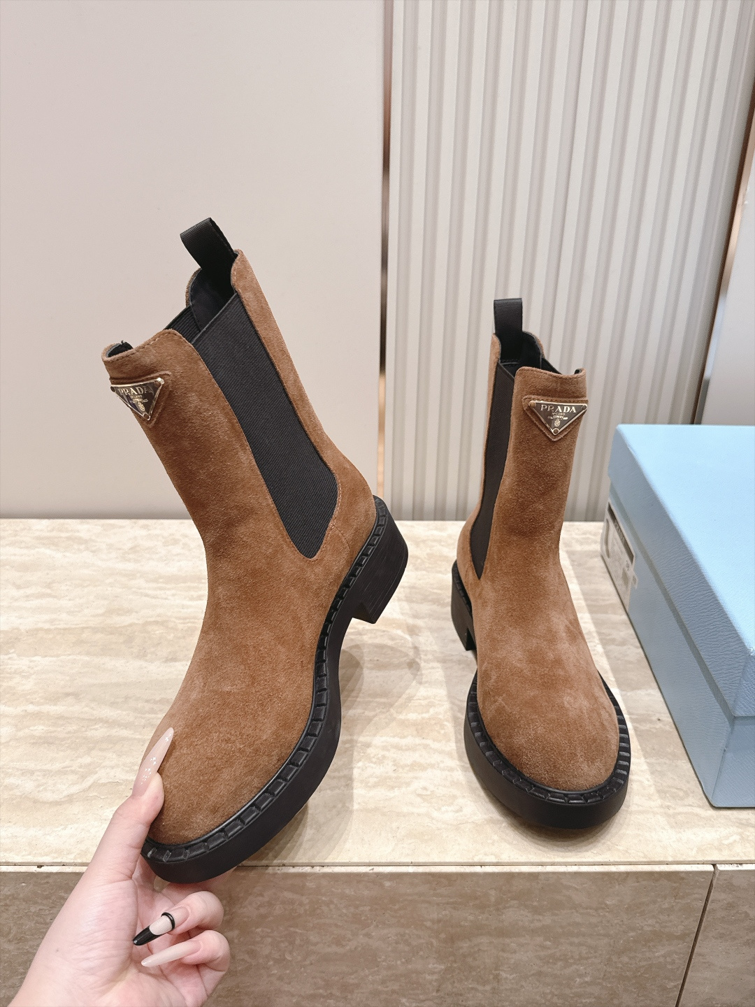 Prada普拉达厚底复古马丁靴 橡筋松紧 经典齿轮厚底 搭配三角扣 简约大气时尚百搭 面料牛皮 牛猄 内里垫脚透染羊皮柔