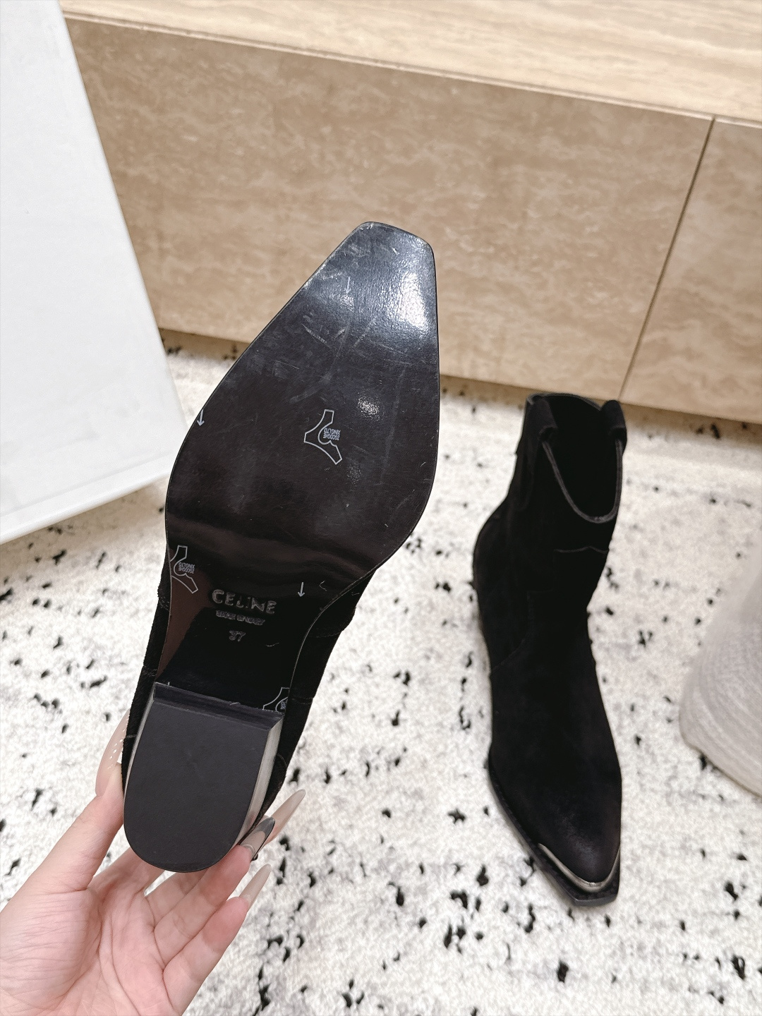CELINE专柜最新时装靴、走秀款时尚博主同款 早秋力推单品！复古欧美风格 炸街必备单品 凯旋门logo点缀 非常高端有