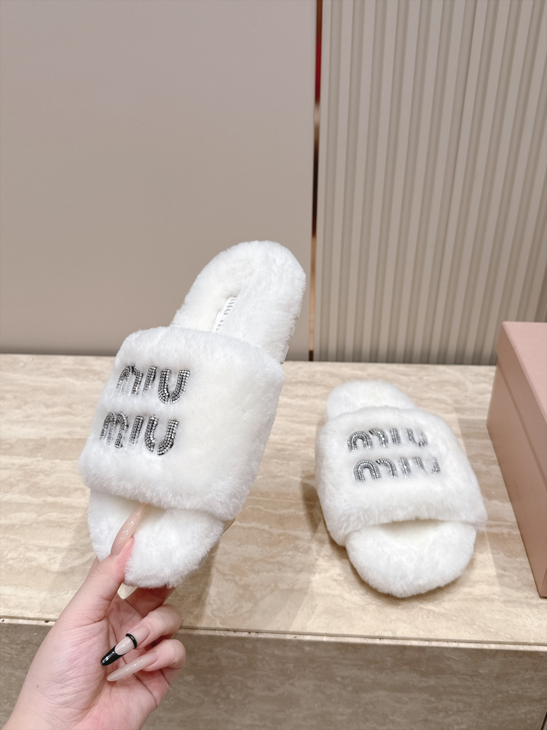 miumiu 新款毛毛拖鞋！ 这款毛拖真的是真太可爱了～ 柔软蓬松的毛毛，舒服暖脚! 增高显腿长! 秋冬搭配袜子休闲又慵
