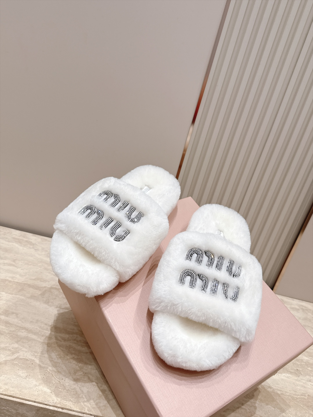 miumiu 新款毛毛拖鞋！ 这款毛拖真的是真太可爱了～ 柔软蓬松的毛毛，舒服暖脚! 增高显腿长! 秋冬搭配袜子休闲又慵