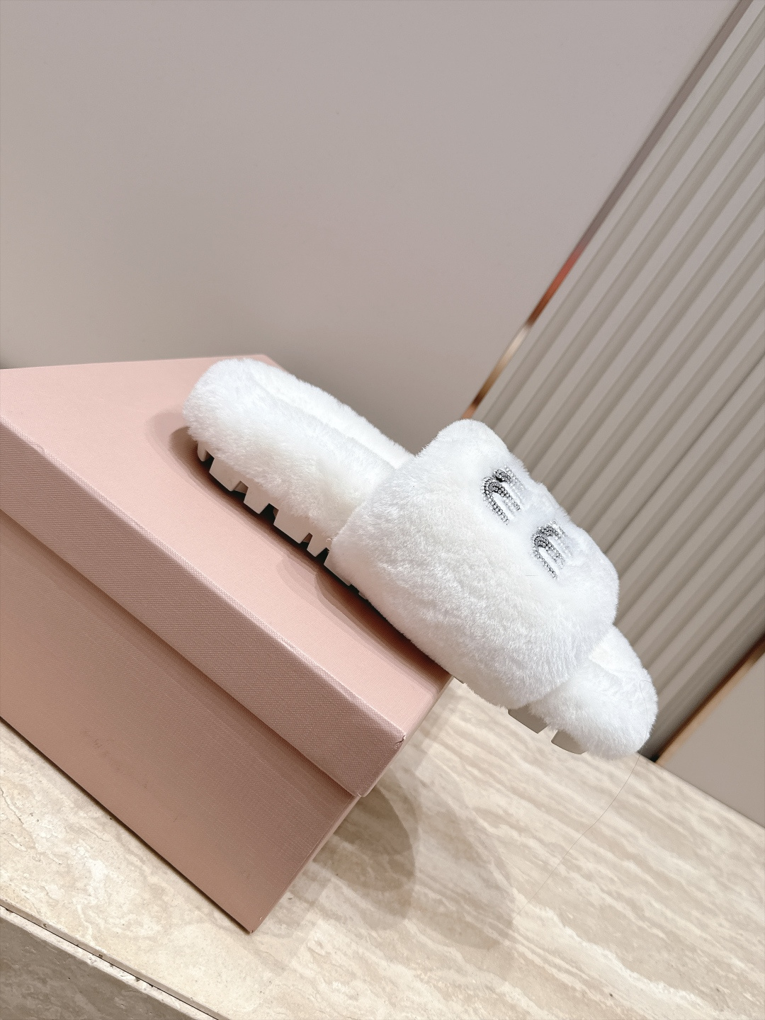 miumiu 新款毛毛拖鞋！ 这款毛拖真的是真太可爱了～ 柔软蓬松的毛毛，舒服暖脚! 增高显腿长! 秋冬搭配袜子休闲又慵