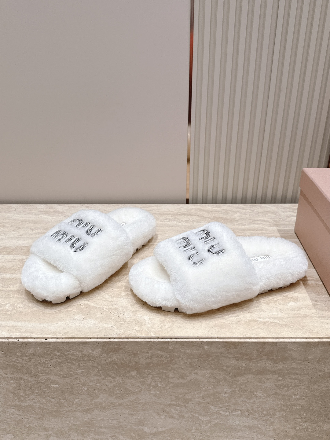 miumiu 新款毛毛拖鞋！ 这款毛拖真的是真太可爱了～ 柔软蓬松的毛毛，舒服暖脚! 增高显腿长! 秋冬搭配袜子休闲又慵