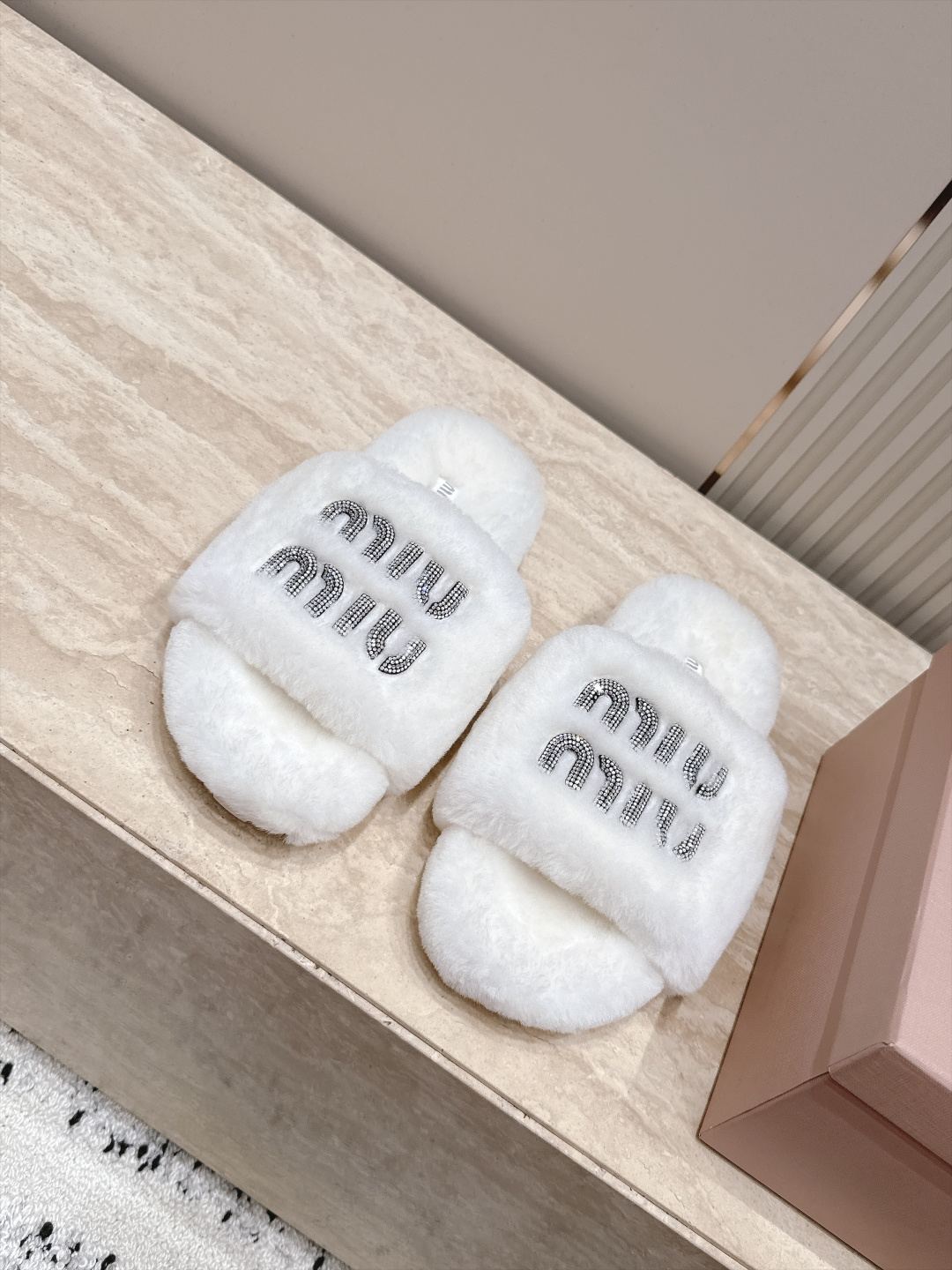miumiu 新款毛毛拖鞋！ 这款毛拖真的是真太可爱了～ 柔软蓬松的毛毛，舒服暖脚! 增高显腿长! 秋冬搭配袜子休闲又慵