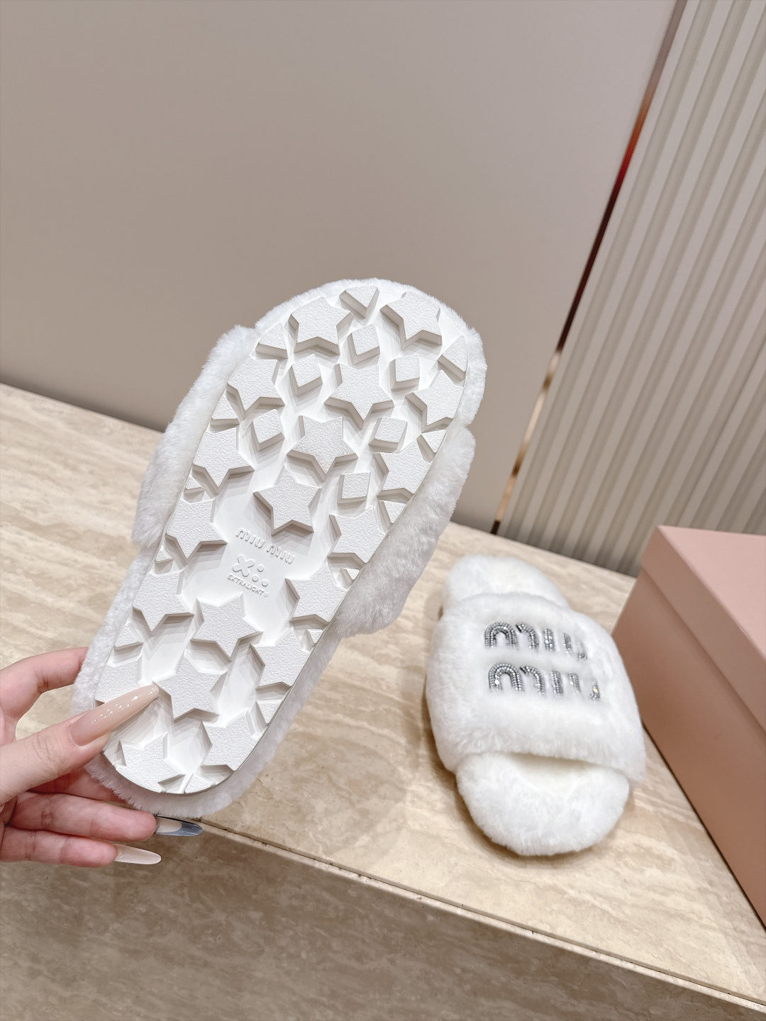 miumiu 新款毛毛拖鞋！ 这款毛拖真的是真太可爱了～ 柔软蓬松的毛毛，舒服暖脚! 增高显腿长! 秋冬搭配袜子休闲又慵