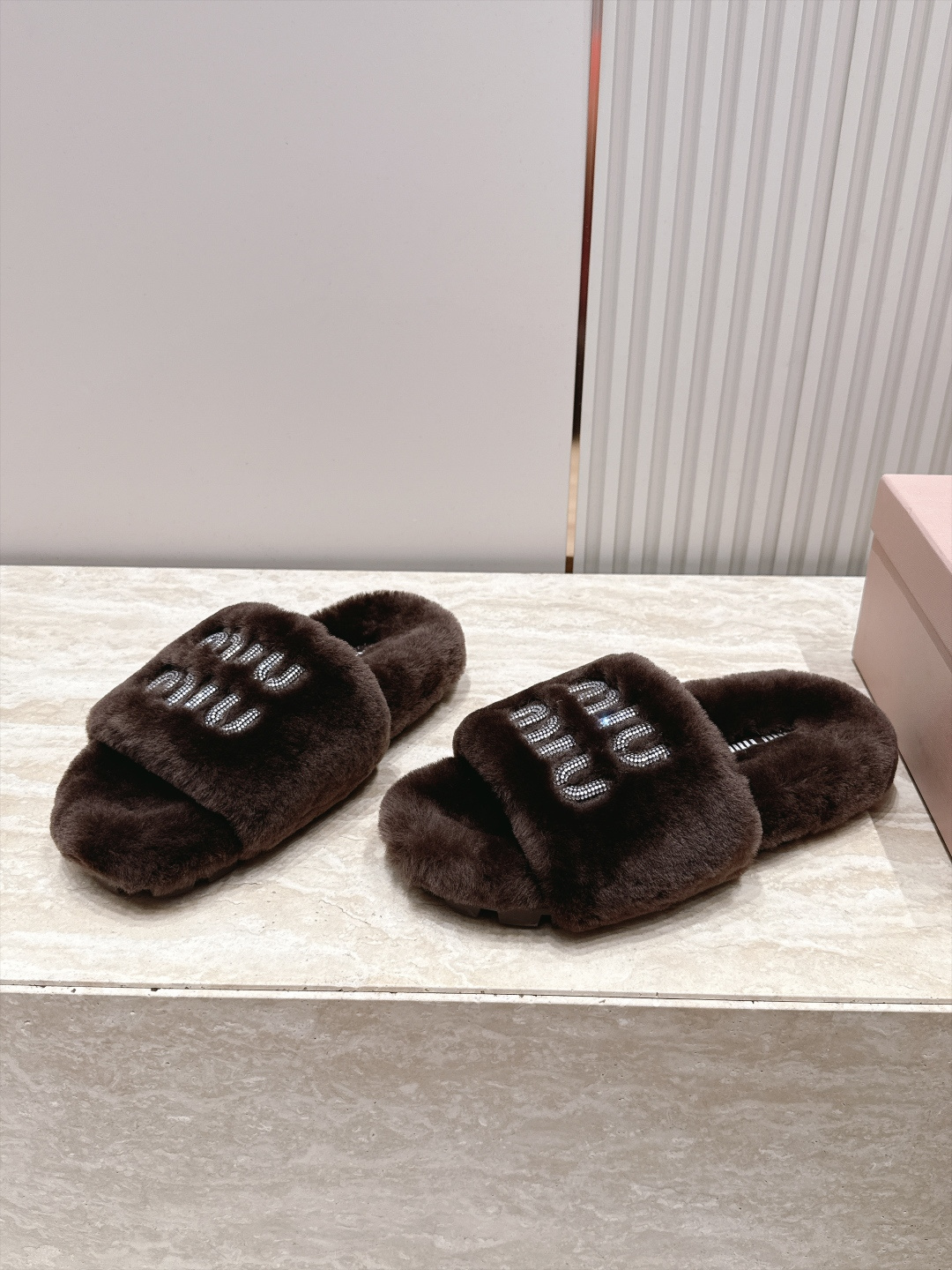 miumiu 新款毛毛拖鞋！ 这款毛拖真的是真太可爱了～ 柔软蓬松的毛毛，舒服暖脚! 增高显腿长! 秋冬搭配袜子休闲又慵