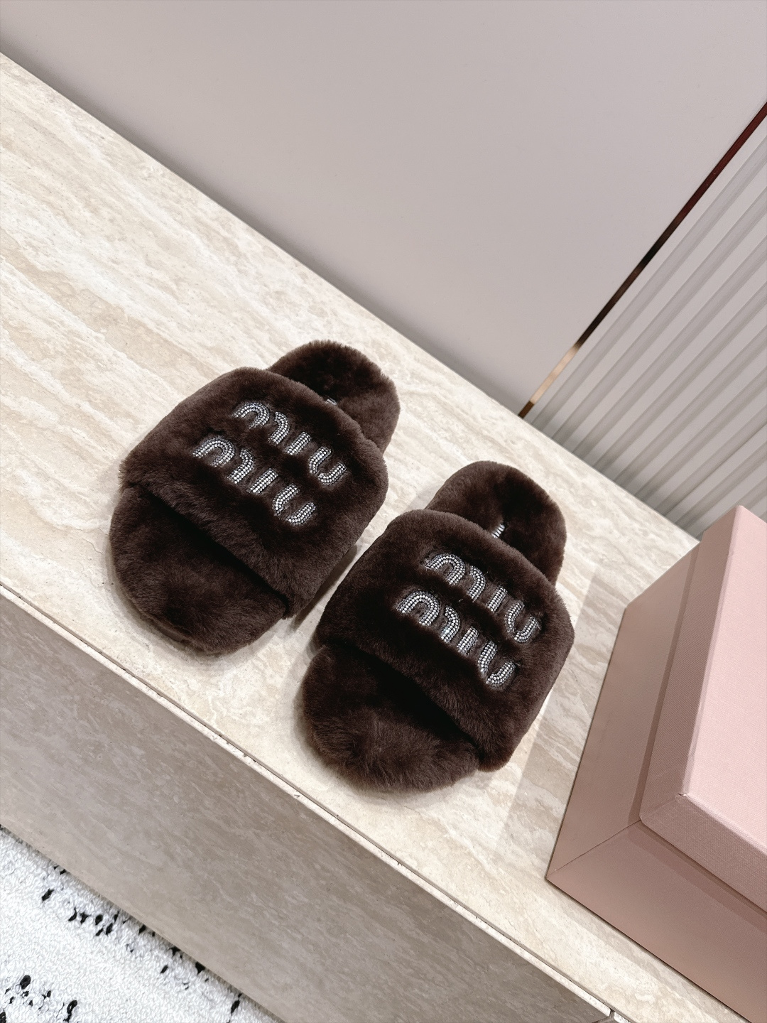 miumiu 新款毛毛拖鞋！ 这款毛拖真的是真太可爱了～ 柔软蓬松的毛毛，舒服暖脚! 增高显腿长! 秋冬搭配袜子休闲又慵
