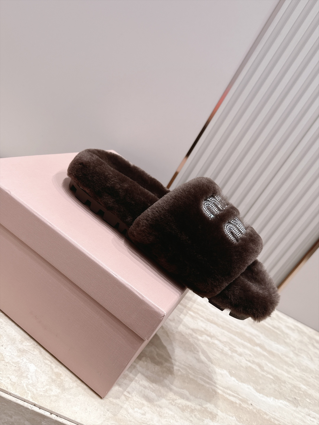 miumiu 新款毛毛拖鞋！ 这款毛拖真的是真太可爱了～ 柔软蓬松的毛毛，舒服暖脚! 增高显腿长! 秋冬搭配袜子休闲又慵
