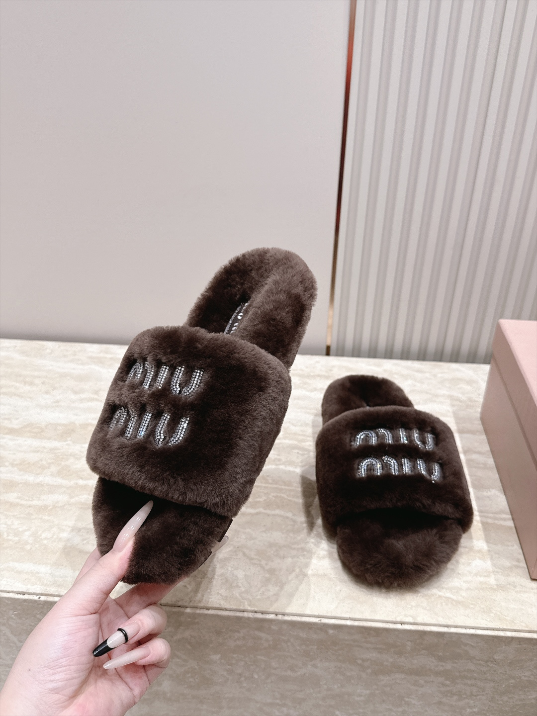 miumiu 新款毛毛拖鞋！ 这款毛拖真的是真太可爱了～ 柔软蓬松的毛毛，舒服暖脚! 增高显腿长! 秋冬搭配袜子休闲又慵