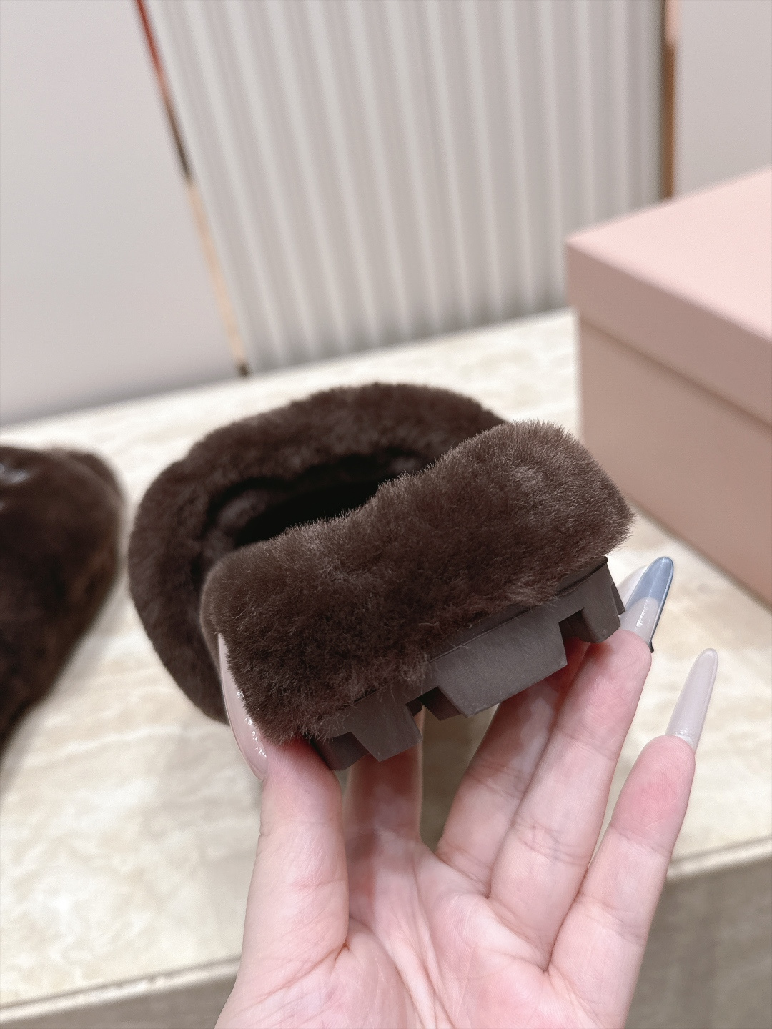 miumiu 新款毛毛拖鞋！ 这款毛拖真的是真太可爱了～ 柔软蓬松的毛毛，舒服暖脚! 增高显腿长! 秋冬搭配袜子休闲又慵