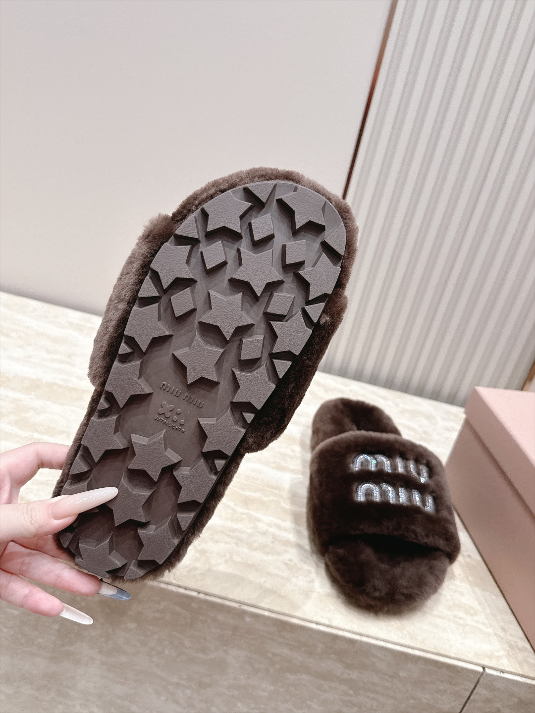 miumiu 新款毛毛拖鞋！ 这款毛拖真的是真太可爱了～ 柔软蓬松的毛毛，舒服暖脚! 增高显腿长! 秋冬搭配袜子休闲又慵