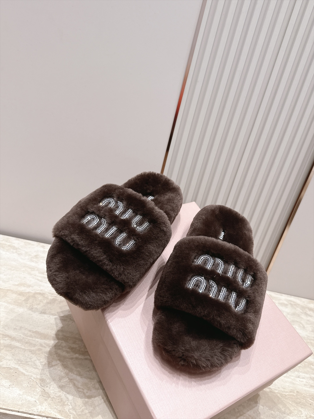 miumiu 新款毛毛拖鞋！ 这款毛拖真的是真太可爱了～ 柔软蓬松的毛毛，舒服暖脚! 增高显腿长! 秋冬搭配袜子休闲又慵