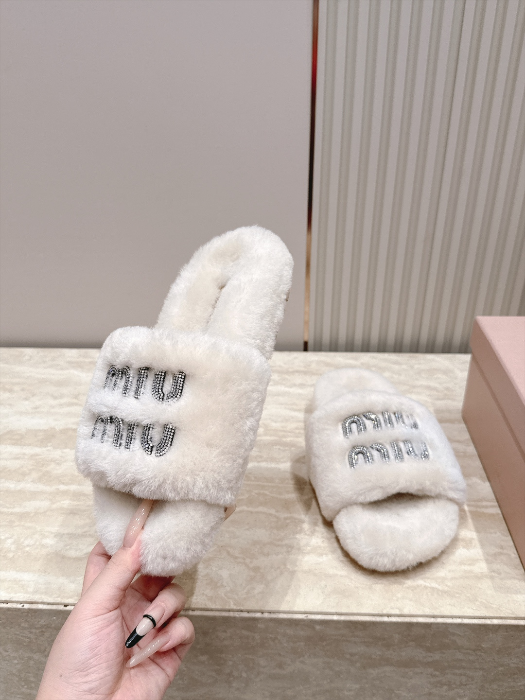 miumiu 新款毛毛拖鞋！ 这款毛拖真的是真太可爱了～ 柔软蓬松的毛毛，舒服暖脚! 增高显腿长! 秋冬搭配袜子休闲又慵