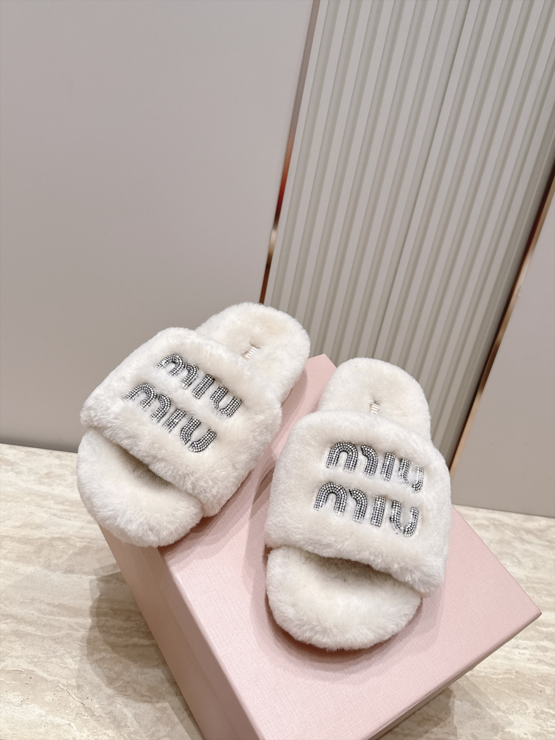 miumiu 新款毛毛拖鞋！ 这款毛拖真的是真太可爱了～ 柔软蓬松的毛毛，舒服暖脚! 增高显腿长! 秋冬搭配袜子休闲又慵