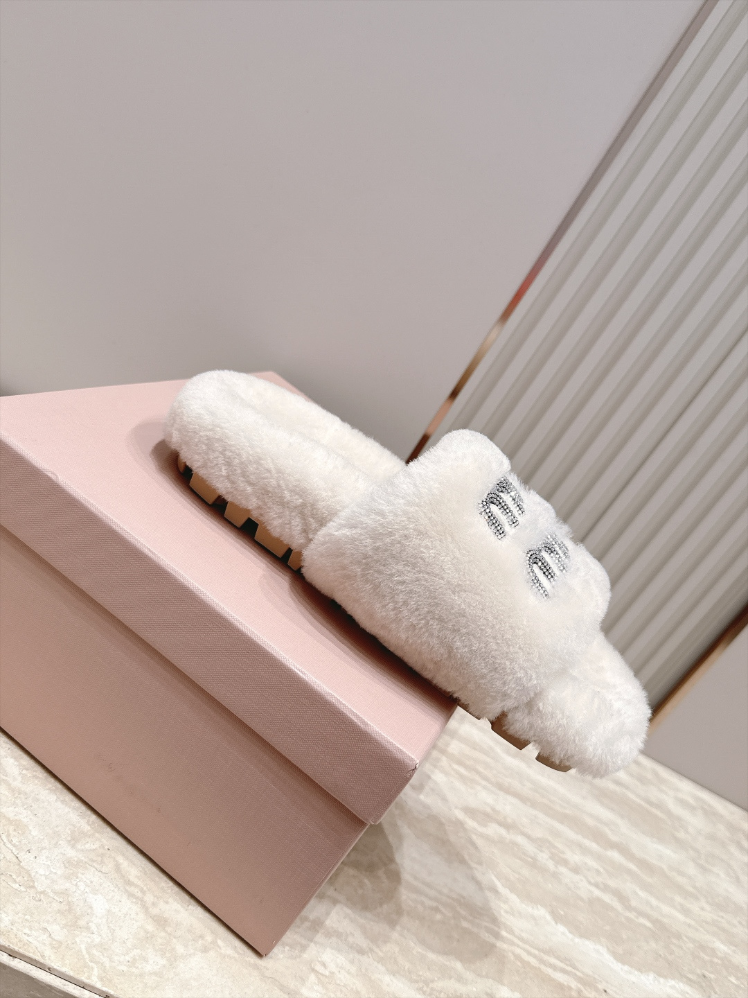 miumiu 新款毛毛拖鞋！ 这款毛拖真的是真太可爱了～ 柔软蓬松的毛毛，舒服暖脚! 增高显腿长! 秋冬搭配袜子休闲又慵