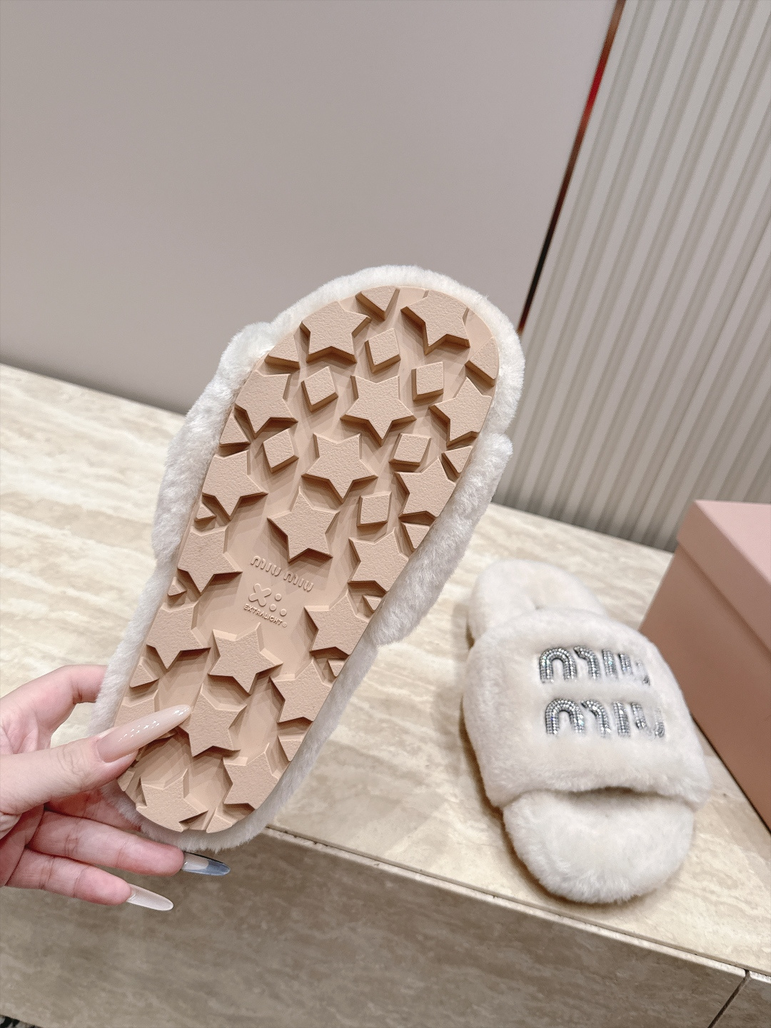miumiu 新款毛毛拖鞋！ 这款毛拖真的是真太可爱了～ 柔软蓬松的毛毛，舒服暖脚! 增高显腿长! 秋冬搭配袜子休闲又慵