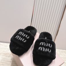 miumiu 新款毛毛拖鞋! 这款毛拖真的是真太可爱了~ 柔软蓬松的毛毛,舒服暖脚! 增高显腿长! 秋冬搭配袜子休闲又慵 miumiu 新款毛毛拖鞋! 这款毛拖真的是真太可爱了~ 柔软蓬松的毛毛,舒服暖脚! 增高显腿长! 秋冬搭配袜子休闲又慵