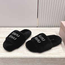 miumiu 新款毛毛拖鞋! 这款毛拖真的是真太可爱了~ 柔软蓬松的毛毛,舒服暖脚! 增高显腿长! 秋冬搭配袜子休闲又慵 miumiu 新款毛毛拖鞋! 这款毛拖真的是真太可爱了~ 柔软蓬松的毛毛,舒服暖脚! 增高显腿长! 秋冬搭配袜子休闲又慵