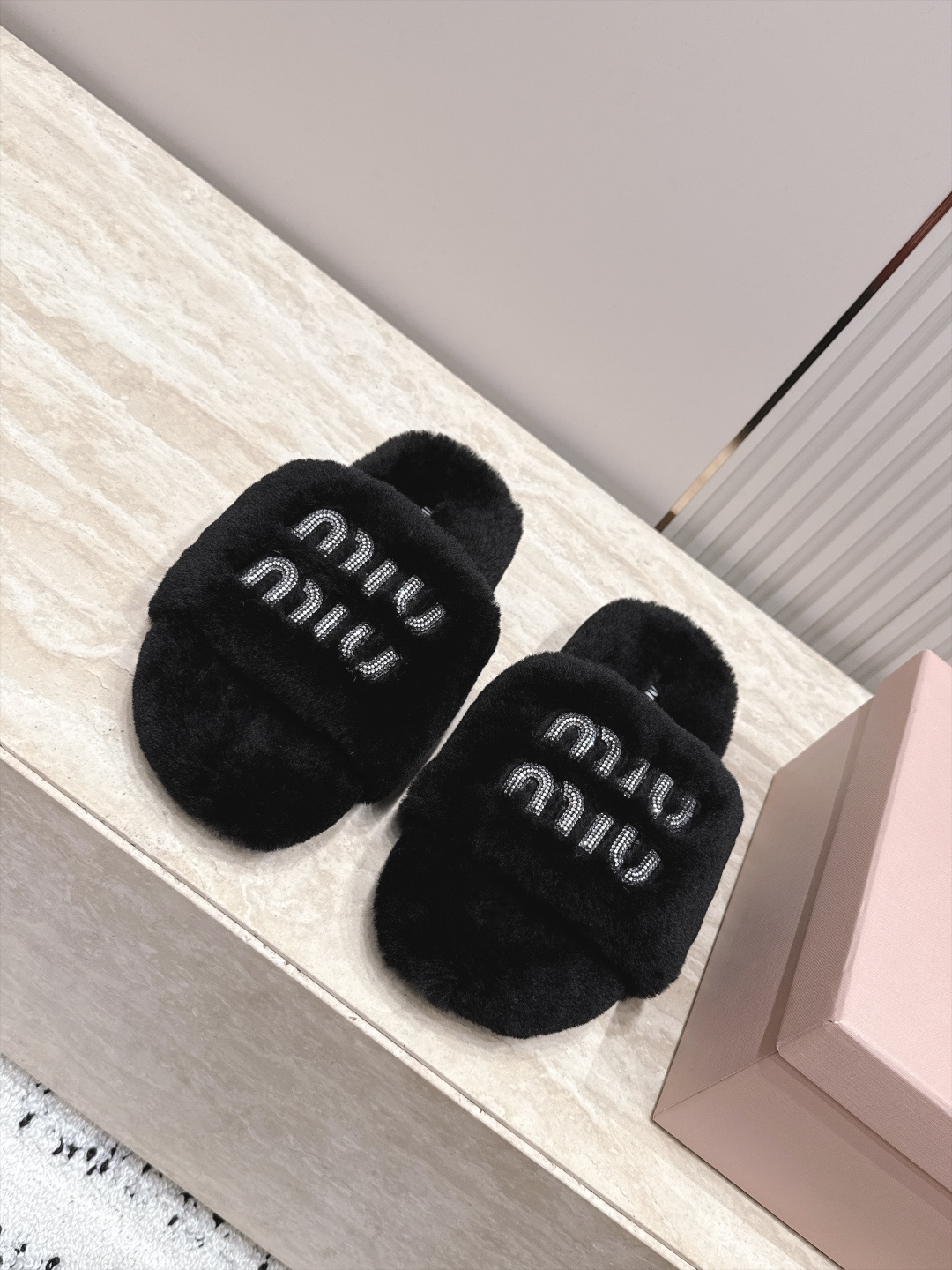 miumiu 新款毛毛拖鞋！ 这款毛拖真的是真太可爱了～ 柔软蓬松的毛毛，舒服暖脚! 增高显腿长! 秋冬搭配袜子休闲又慵