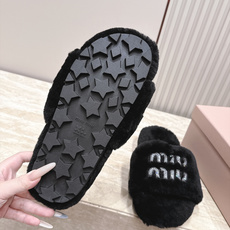 miumiu 新款毛毛拖鞋! 这款毛拖真的是真太可爱了~ 柔软蓬松的毛毛,舒服暖脚! 增高显腿长! 秋冬搭配袜子休闲又慵 miumiu 新款毛毛拖鞋! 这款毛拖真的是真太可爱了~ 柔软蓬松的毛毛,舒服暖脚! 增高显腿长! 秋冬搭配袜子休闲又慵