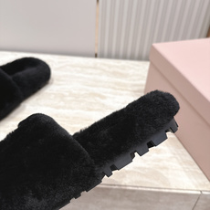 miumiu 新款毛毛拖鞋! 这款毛拖真的是真太可爱了~ 柔软蓬松的毛毛,舒服暖脚! 增高显腿长! 秋冬搭配袜子休闲又慵 miumiu 新款毛毛拖鞋! 这款毛拖真的是真太可爱了~ 柔软蓬松的毛毛,舒服暖脚! 增高显腿长! 秋冬搭配袜子休闲又慵