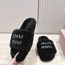 miumiu 新款毛毛拖鞋! 这款毛拖真的是真太可爱了~ 柔软蓬松的毛毛,舒服暖脚! 增高显腿长! 秋冬搭配袜子休闲又慵 miumiu 新款毛毛拖鞋! 这款毛拖真的是真太可爱了~ 柔软蓬松的毛毛,舒服暖脚! 增高显腿长! 秋冬搭配袜子休闲又慵