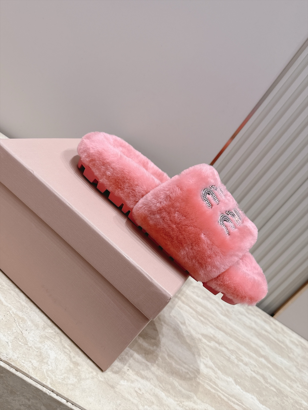 miumiu 新款毛毛拖鞋！ 这款毛拖真的是真太可爱了～ 柔软蓬松的毛毛，舒服暖脚! 增高显腿长! 秋冬搭配袜子休闲又慵