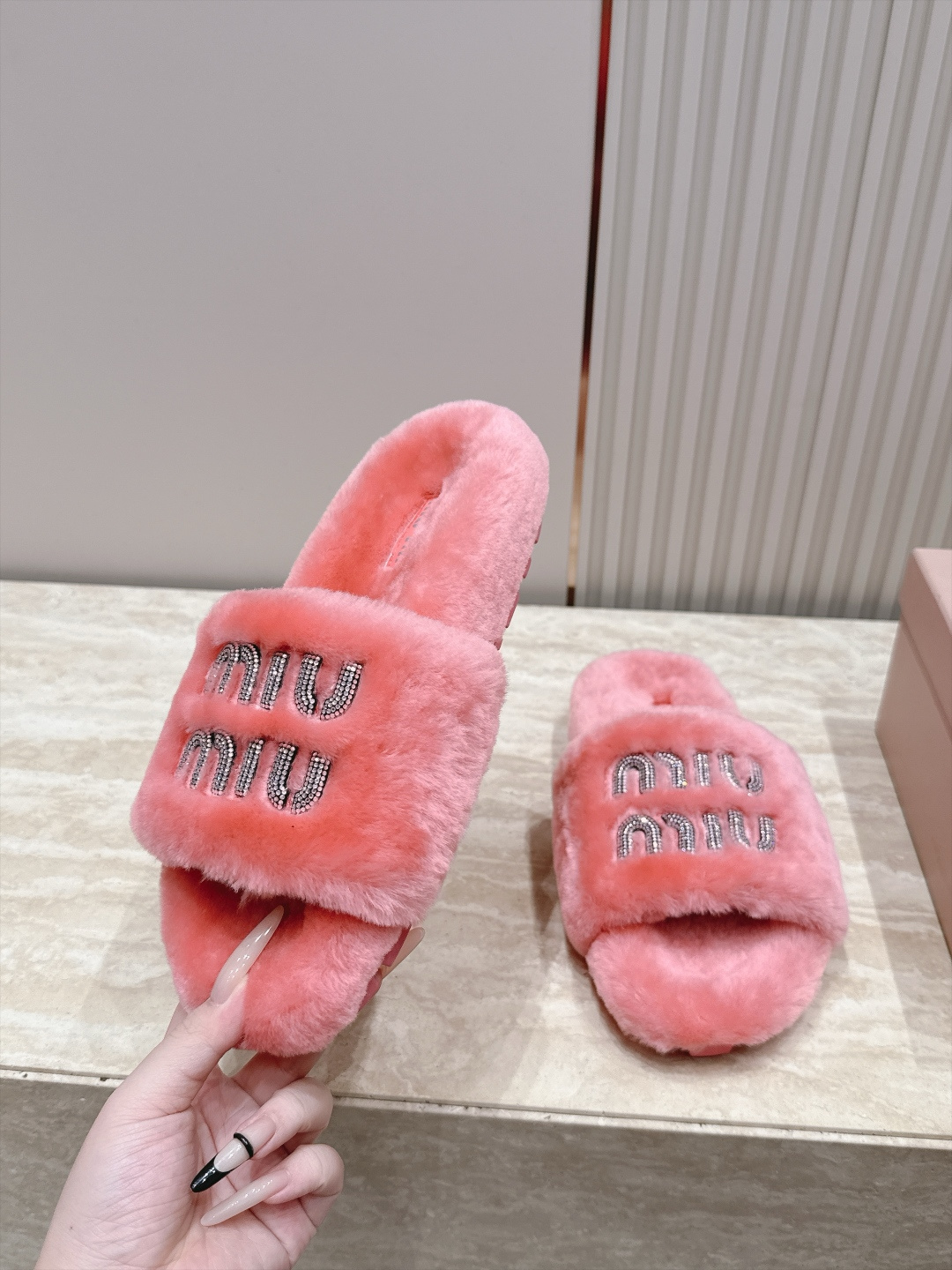 miumiu 新款毛毛拖鞋！ 这款毛拖真的是真太可爱了～ 柔软蓬松的毛毛，舒服暖脚! 增高显腿长! 秋冬搭配袜子休闲又慵