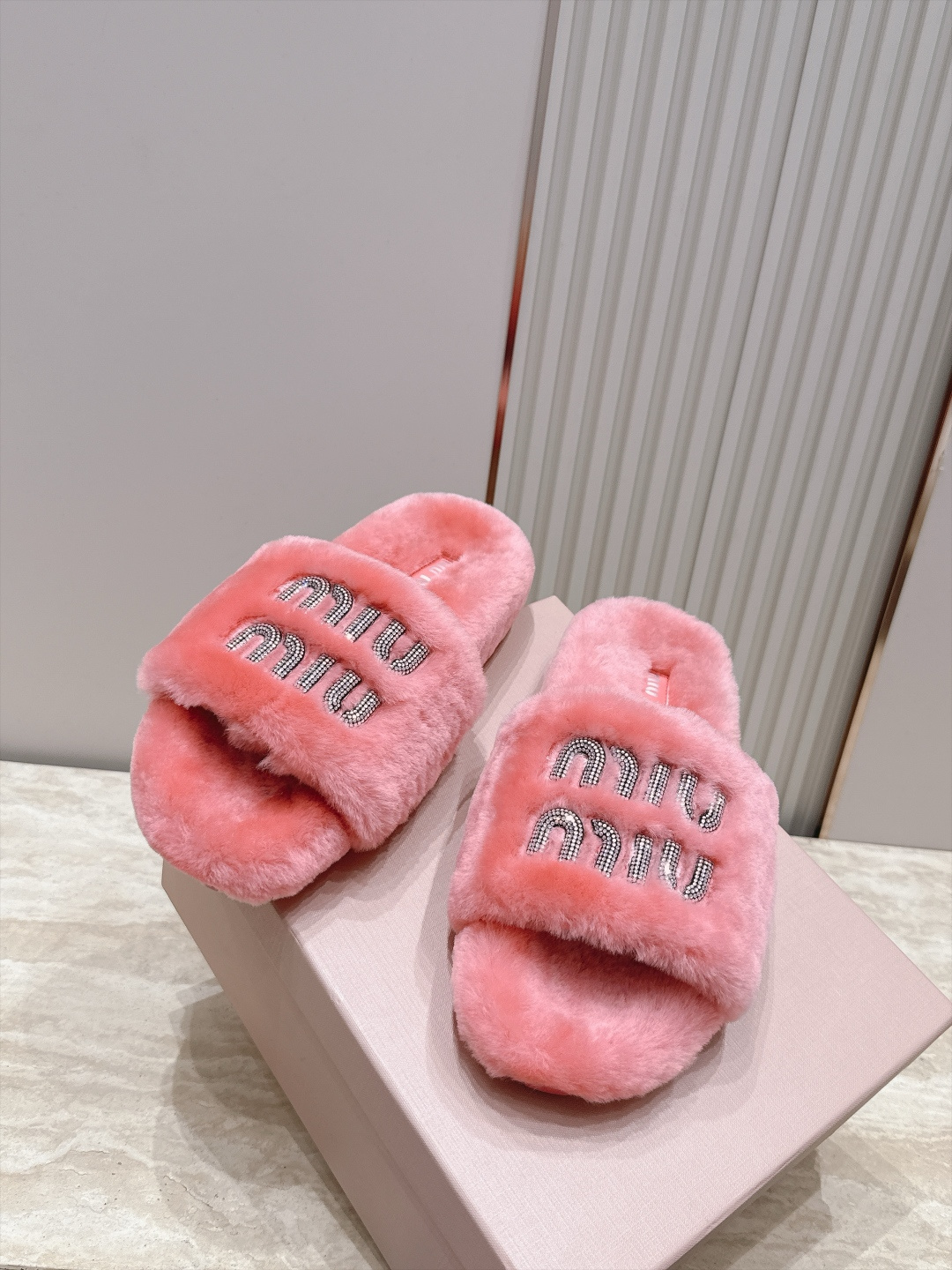 miumiu 新款毛毛拖鞋！ 这款毛拖真的是真太可爱了～ 柔软蓬松的毛毛，舒服暖脚! 增高显腿长! 秋冬搭配袜子休闲又慵