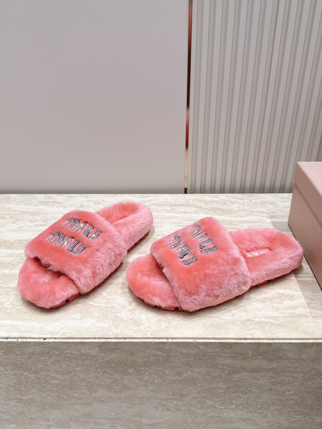 miumiu 新款毛毛拖鞋！ 这款毛拖真的是真太可爱了～ 柔软蓬松的毛毛，舒服暖脚! 增高显腿长! 秋冬搭配袜子休闲又慵