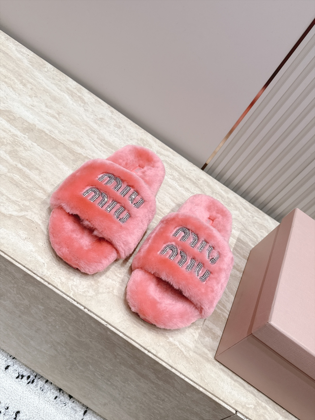 miumiu 新款毛毛拖鞋！ 这款毛拖真的是真太可爱了～ 柔软蓬松的毛毛，舒服暖脚! 增高显腿长! 秋冬搭配袜子休闲又慵