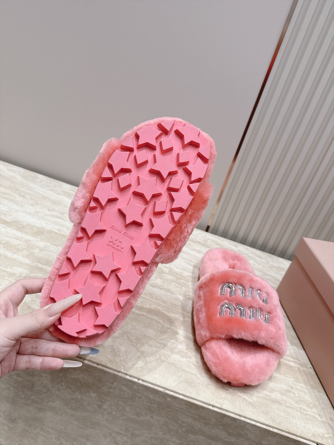 miumiu 新款毛毛拖鞋！ 这款毛拖真的是真太可爱了～ 柔软蓬松的毛毛，舒服暖脚! 增高显腿长! 秋冬搭配袜子休闲又慵