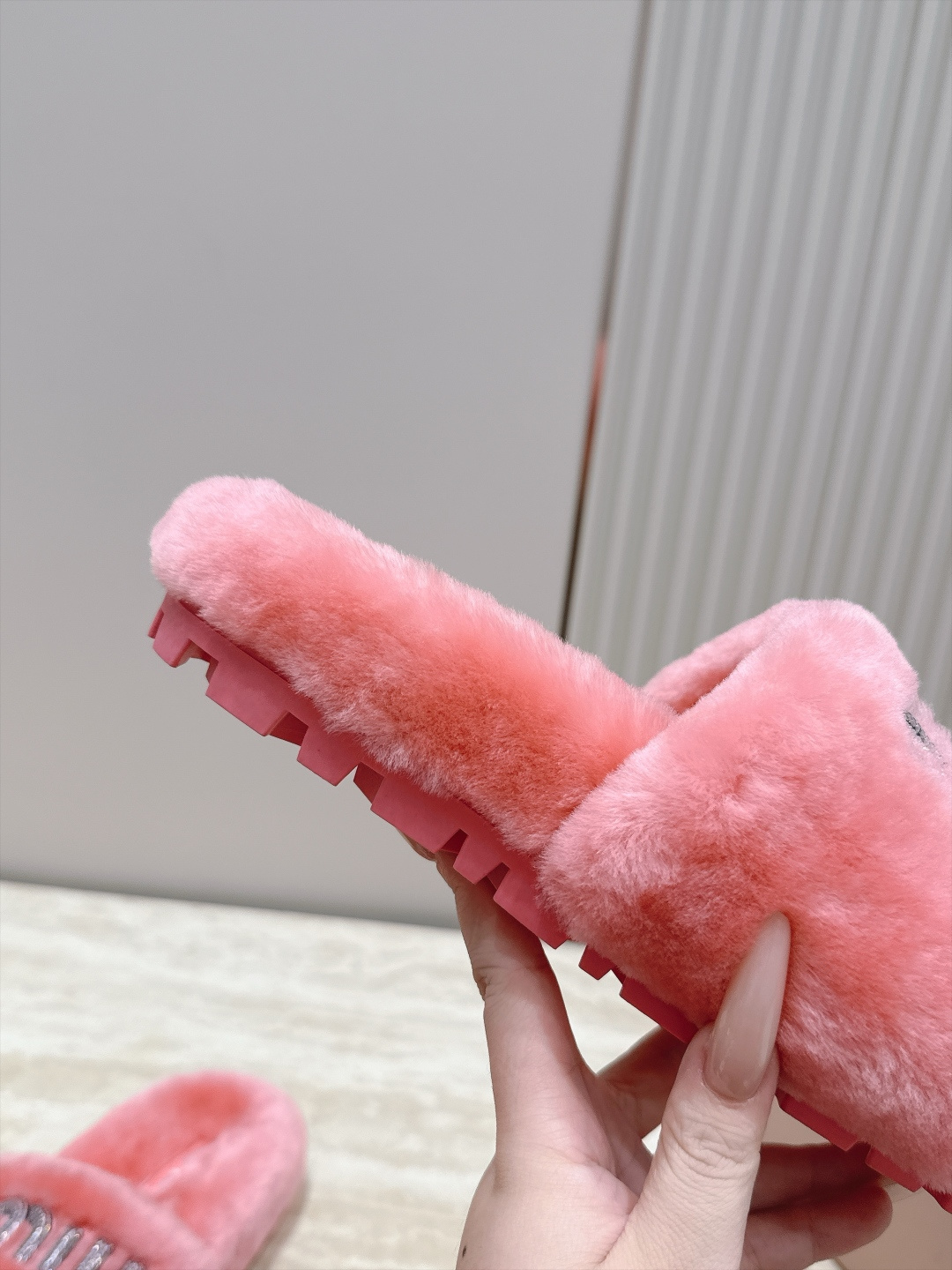 miumiu 新款毛毛拖鞋！ 这款毛拖真的是真太可爱了～ 柔软蓬松的毛毛，舒服暖脚! 增高显腿长! 秋冬搭配袜子休闲又慵
