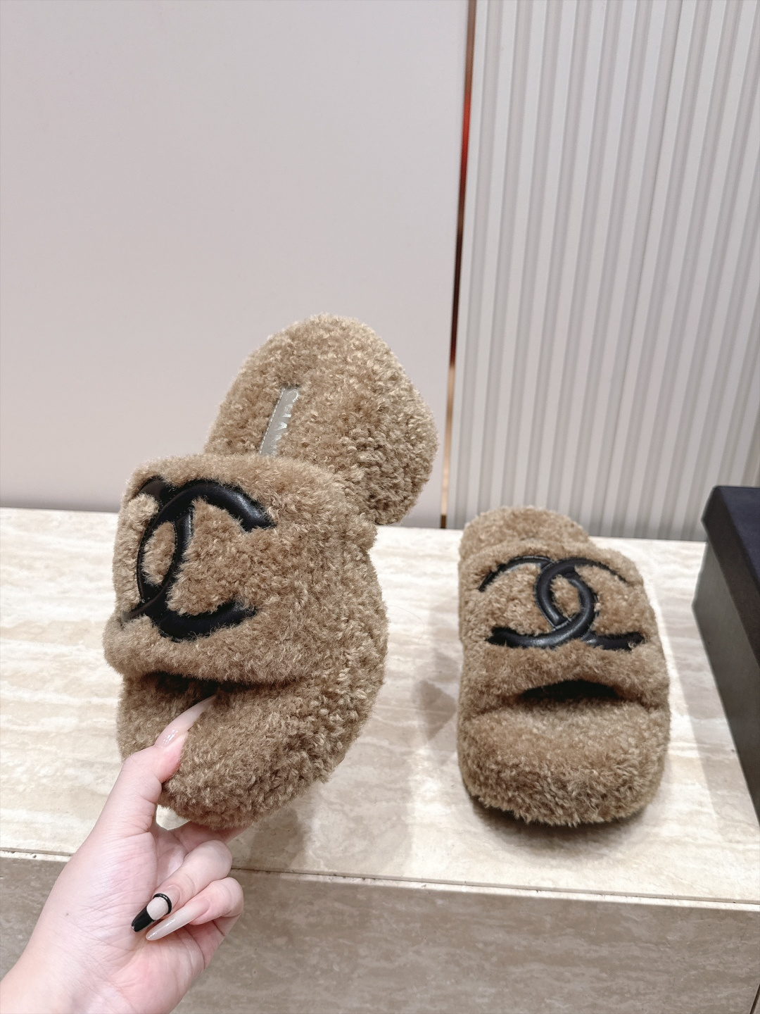 Chanel 香奈儿 新款松榚厚底毛毛拖鞋！ 这款毛拖真的是真太可爱了～ 柔软蓬松的毛毛，舒服暖脚! 增高显腿长! 秋冬