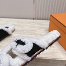 Hermes 爱马仕 新款复古厚底毛毛拖鞋! 这款毛拖真的是真太可爱了~ 柔软蓬松的毛毛,舒服暖脚! 增高显腿长! 秋冬 Hermes 爱马仕 新款复古厚底毛毛拖鞋! 这款毛拖真的是真太可爱了~ 柔软蓬松的毛毛,舒服暖脚! 增高显腿长! 秋冬