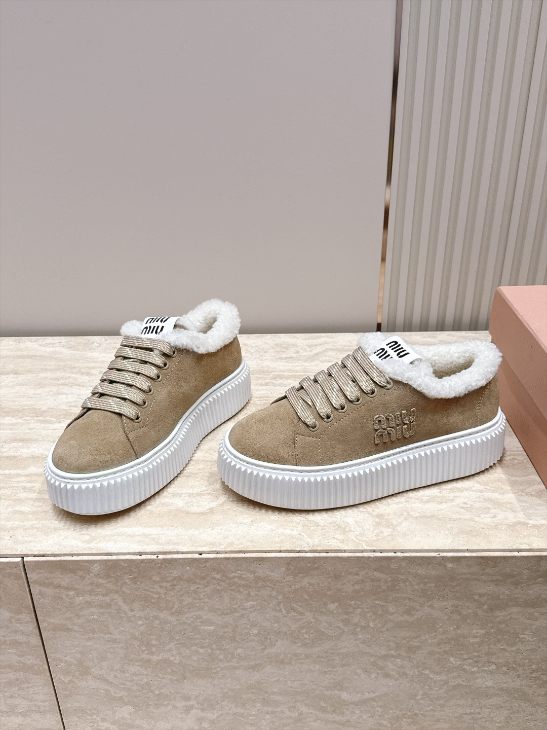 Miumiu 2026新款 羊毛厚底饼干鞋 满帮单鞋 最新走秀款，经典升级保暖 舒适度与时髦度并存 每个颜色搭配都好看，