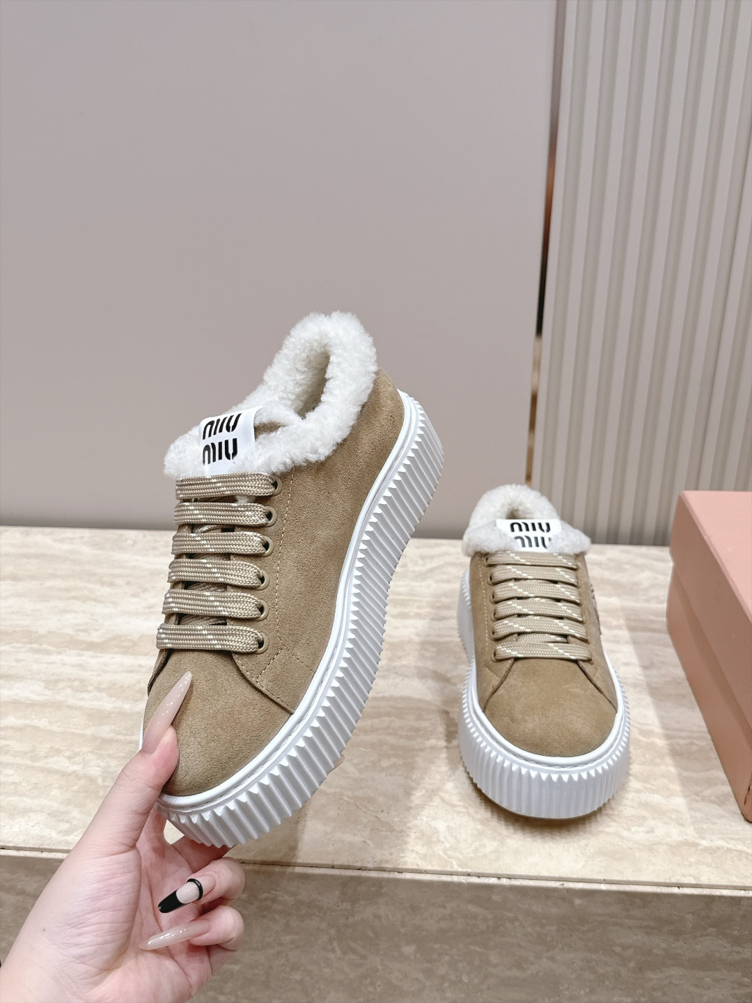 Miumiu 2026新款 羊毛厚底饼干鞋 满帮单鞋 最新走秀款，经典升级保暖 舒适度与时髦度并存 每个颜色搭配都好看，