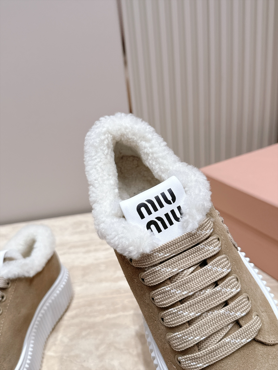 Miumiu 2026新款 羊毛厚底饼干鞋 满帮单鞋 最新走秀款，经典升级保暖 舒适度与时髦度并存 每个颜色搭配都好看，