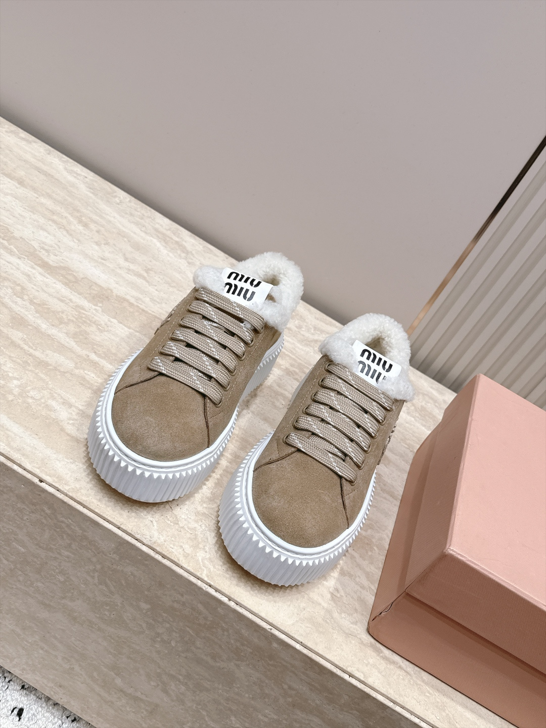 Miumiu 2026新款 羊毛厚底饼干鞋 满帮单鞋 最新走秀款，经典升级保暖 舒适度与时髦度并存 每个颜色搭配都好看，