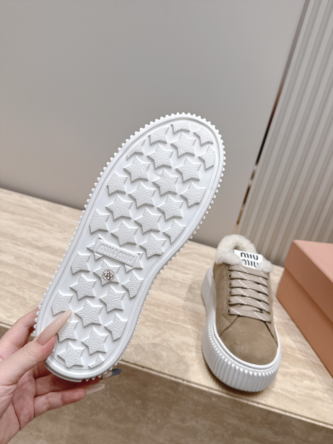 Miumiu 2026新款 羊毛厚底饼干鞋 满帮单鞋 最新走秀款，经典升级保暖 舒适度与时髦度并存 每个颜色搭配都好看，