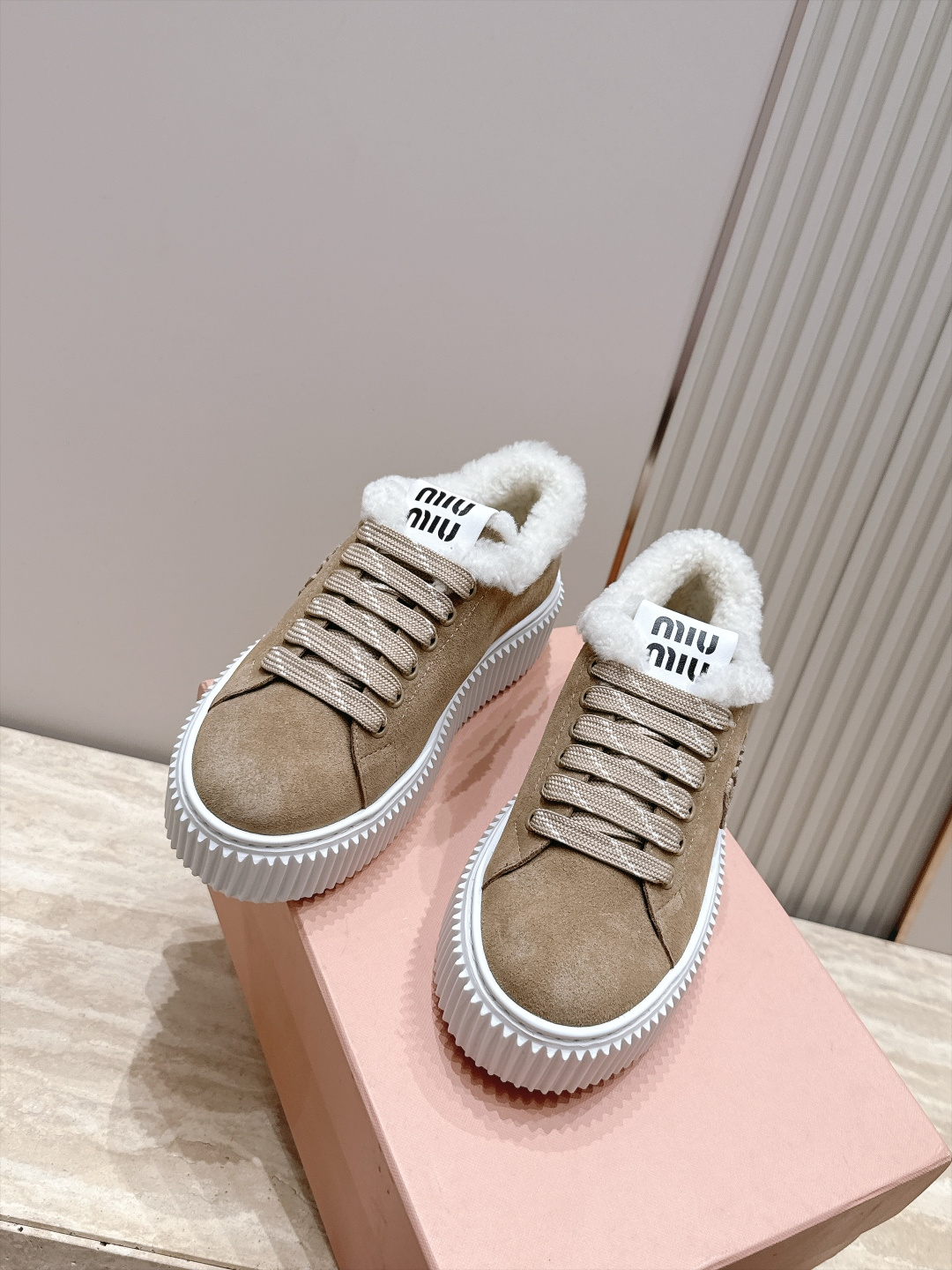 Miumiu 2026新款 羊毛厚底饼干鞋 满帮单鞋 最新走秀款，经典升级保暖 舒适度与时髦度并存 每个颜色搭配都好看，