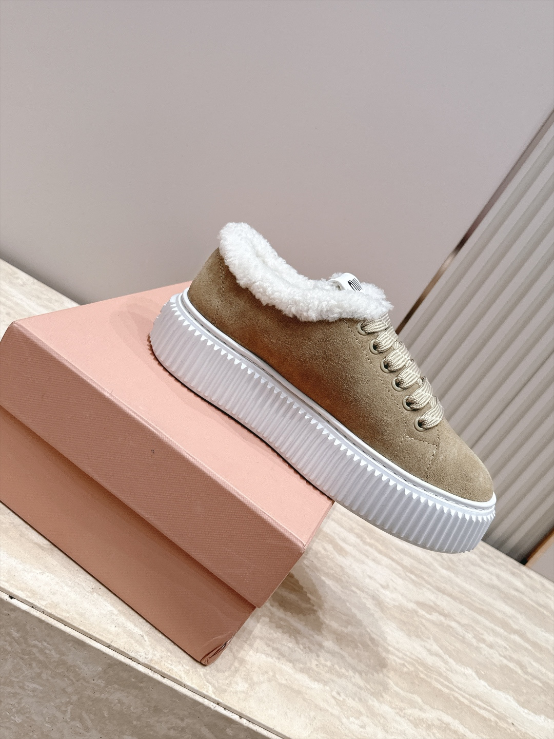 Miumiu 2026新款 羊毛厚底饼干鞋 满帮单鞋 最新走秀款，经典升级保暖 舒适度与时髦度并存 每个颜色搭配都好看，
