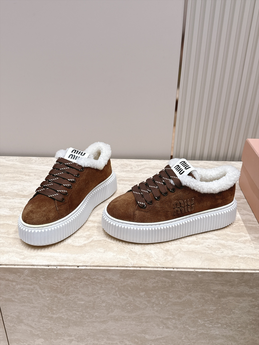 Miumiu 2026新款 羊毛厚底饼干鞋 满帮单鞋 最新走秀款，经典升级保暖 舒适度与时髦度并存 每个颜色搭配都好看，